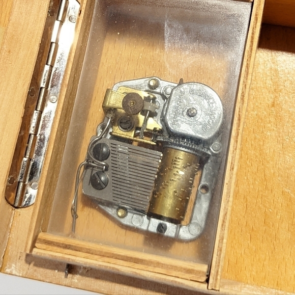 vintage Hummel jewelry music box - Picture 10 of 16